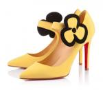 Stilettos amarillos con pulsera y flor en el tobillo de Christian Louboutin